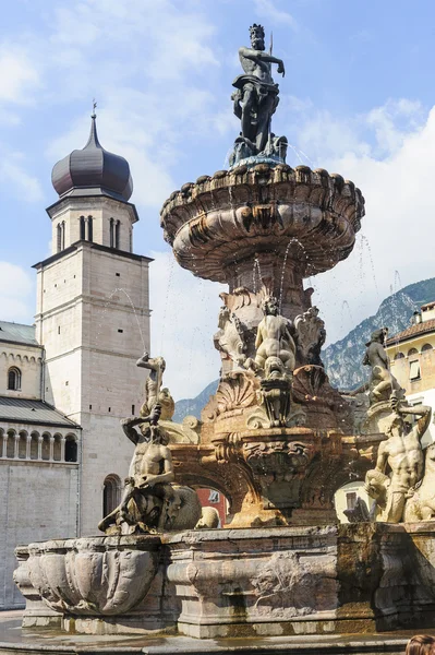 Fontána v katedrální náměstí trento — Stock fotografie