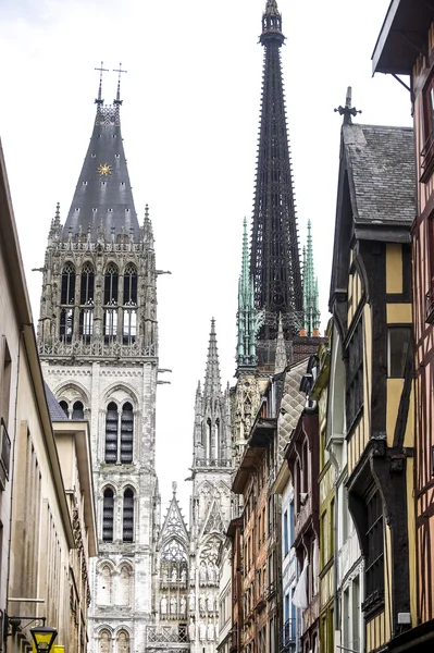 Rouen - Cathedral and houses — Stock Photo, Image