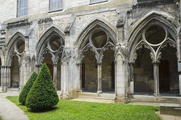 Claustro de la abadía en Soissons —  Fotos de Stock