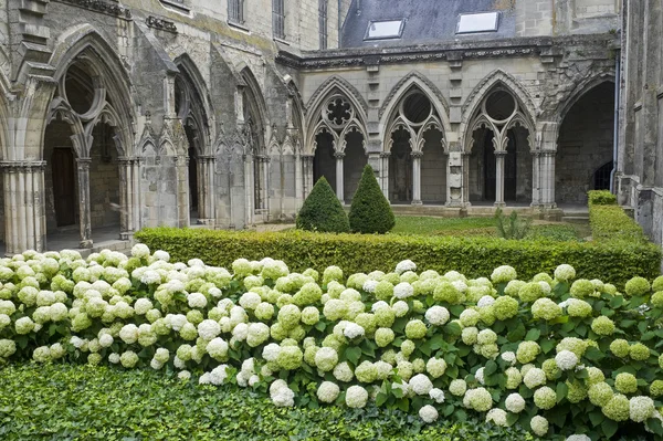 Claustro de la abadía en Soissons — Foto de Stock