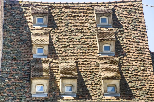 Estrasburgo - Antigo telhado de azulejos e clarabóias — Fotografia de Stock