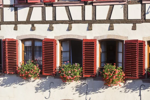 Barr (Alsace) üç windows kırmızı panjurlar ile — Stok fotoğraf