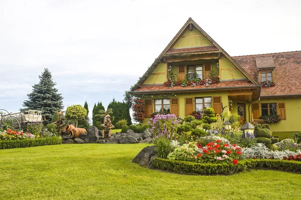 Ottrott (Alsace) - House and garden — Stock Photo, Image