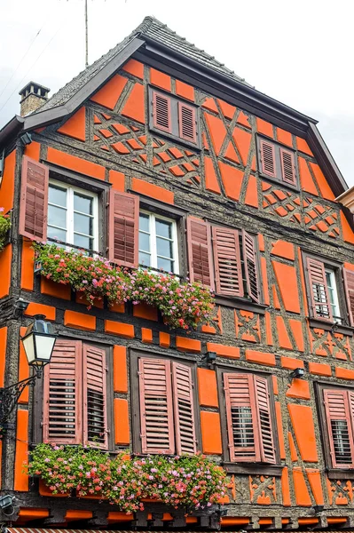 Ribeauville (Alsace) - turuncu ev — Stok fotoğraf