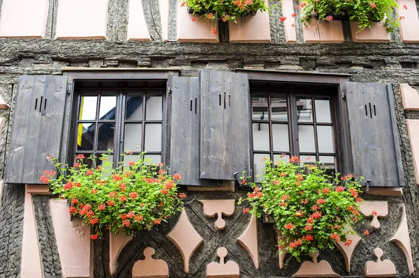 Bergheim (Alsace) - ev ve çiçekler — Stok fotoğraf