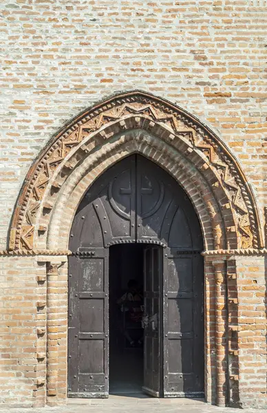 Gammal kyrka nära felonica — Stockfoto