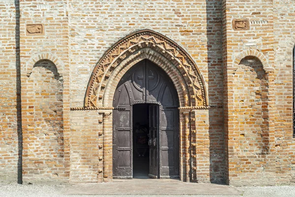 Antigua iglesia cerca de Felónica — Foto de Stock