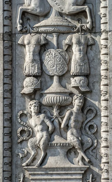 Феррара, украшения на историческом дворце — стоковое фото