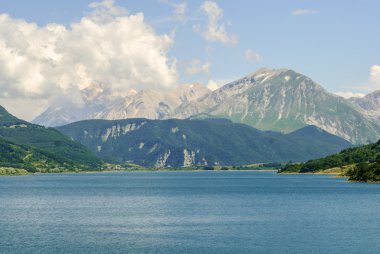 campotosto lake, abruzzi (İtalya)