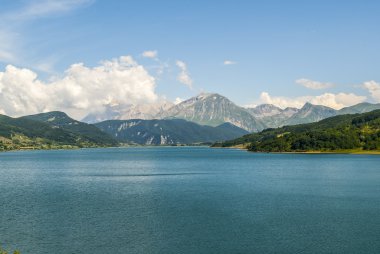campotosto lake, abruzzi (İtalya)