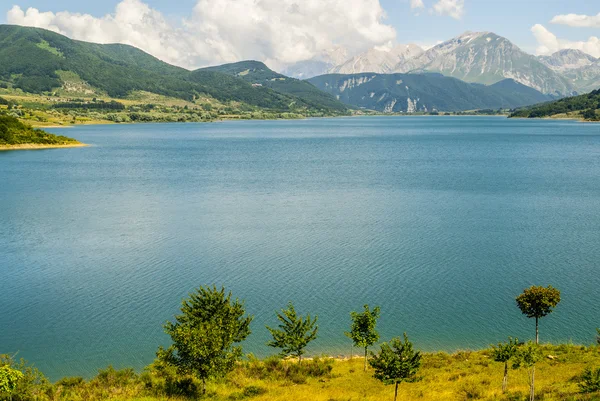 Lago Campotosto, en Abruzzi (Italia) ) —  Fotos de Stock