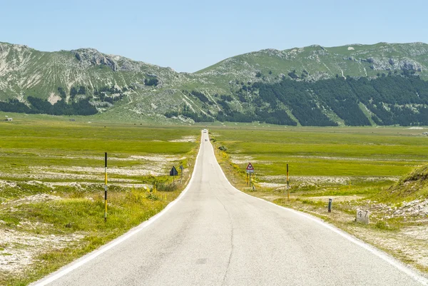 Campo Imperatore yol — Stok fotoğraf