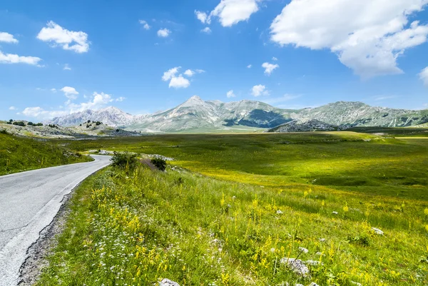 The road of Campo Imperatore — Stock Photo, Image
