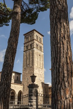 Rieti - çan kulesi ve ağaçlar