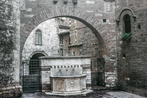 Perugia - régi kút és az arch — Stock Fotó