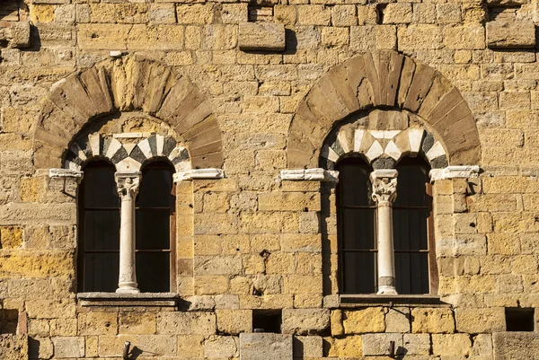 Volterra (Pisa) - två spröjsade fönster — Stockfoto