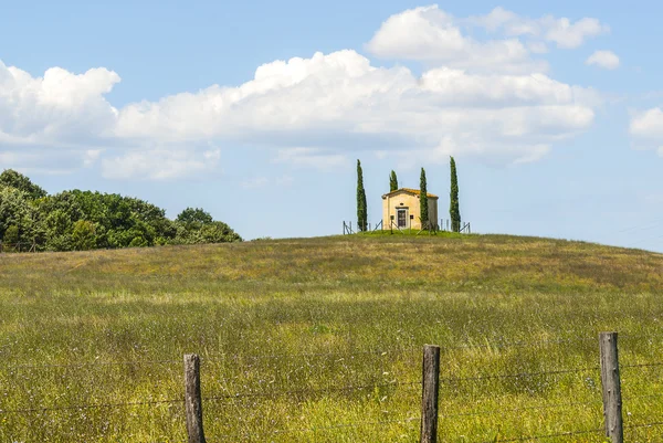 Kleine kerk met cipressen in Toscane — Stockfoto