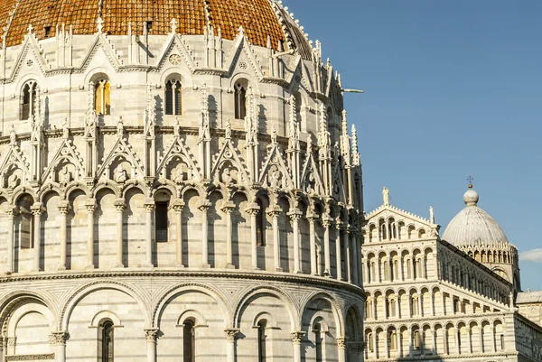 Pisa (Toscana) - székesegyháztól és a kápolnától — Stock Fotó