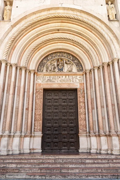 Parma - portál křtitelnice — Stock fotografie