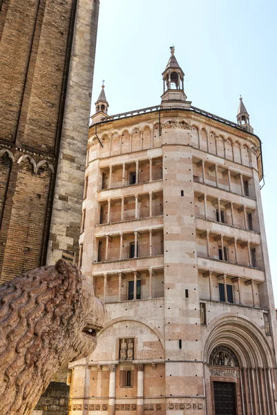 Duomo ve vaftizhane Parma
