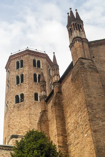 Piacenza - campanario de la antigua iglesia —  Fotos de Stock