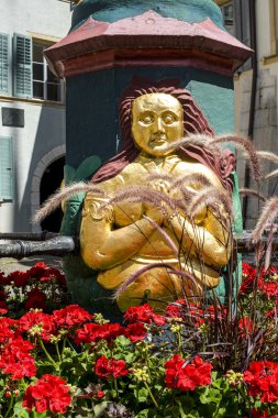 Bienne - çiçekli çeşme