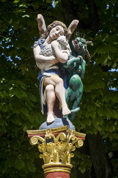 Bienne - Fuente de madera con estatua — Foto de Stock