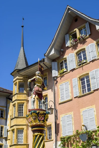 Bienne - Wooden statue and buildings — Stock Photo, Image