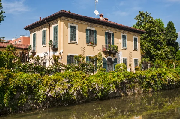 Stary dom nad kanałem martesana (Mediolan, Włochy) — Zdjęcie stockowe