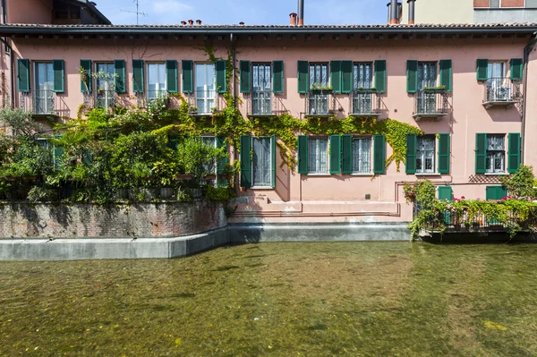 Gamla hus vid kanalen martesana (Milano, Italien) — Stockfoto