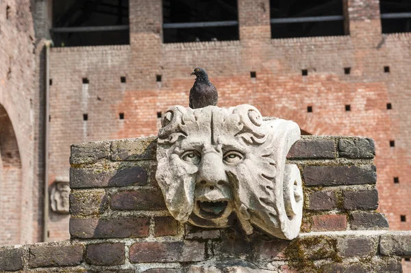 Milán (Italia) - Castello Sforzesco, ruinas y palomas — Foto de Stock