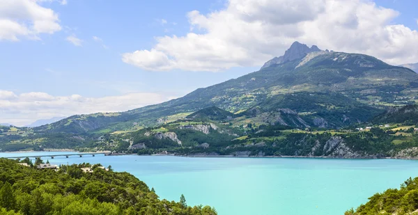Jezero Serre-Poncon (Francouzské Alpy) — Stock fotografie