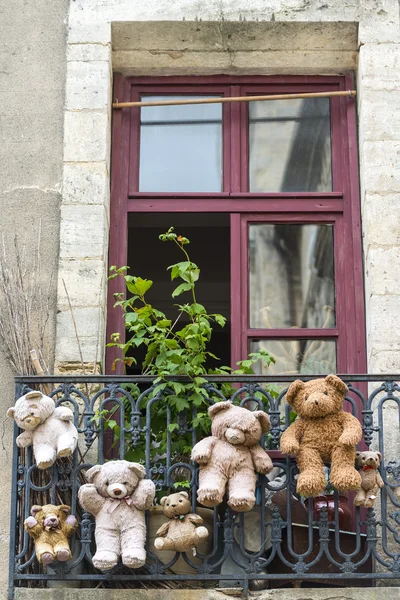 Uzes (França), ursinhos de pelúcia enforcados — Fotografia de Stock