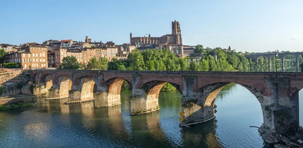 Albi, bron över floden tarn — Stockfoto