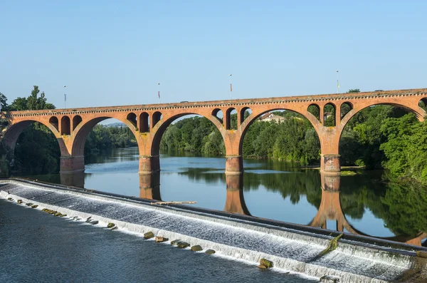 Albi, bron över floden tarn — Stockfoto