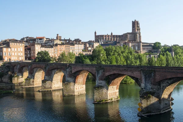 Albi, bron över floden tarn — Stockfoto