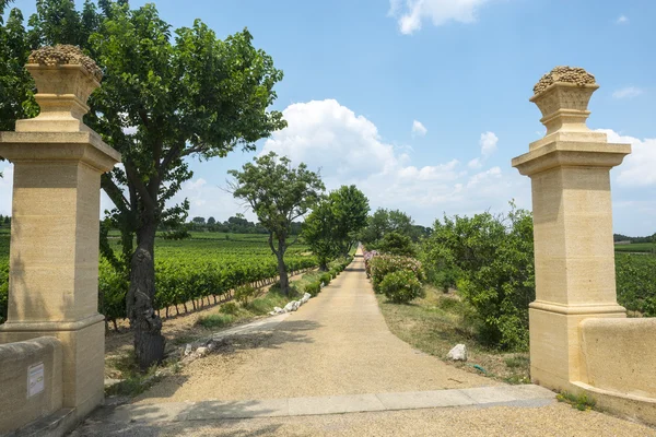 Hus på landet nära montpellier — Stockfoto