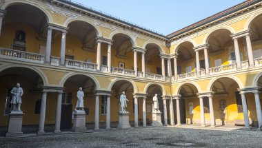 Pavia, mahkeme üniversite