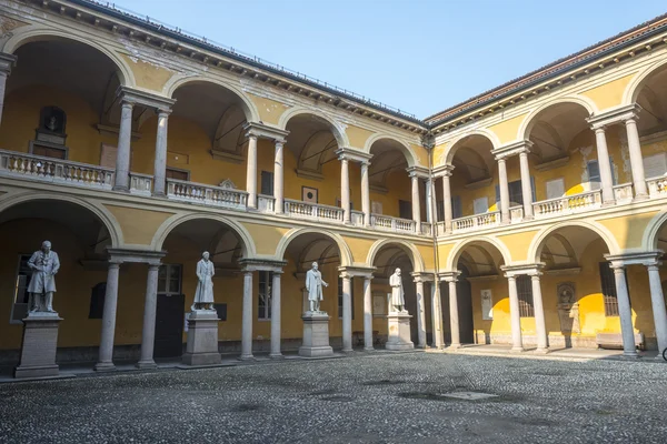 Pavia, Hof van de Universiteit — Stockfoto