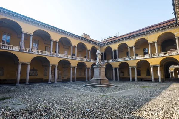 Pavia, Hof van de Universiteit — Stockfoto