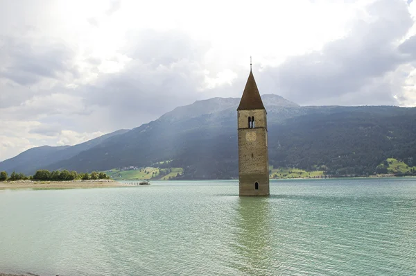 Resia, torre en el lago — Foto de Stock