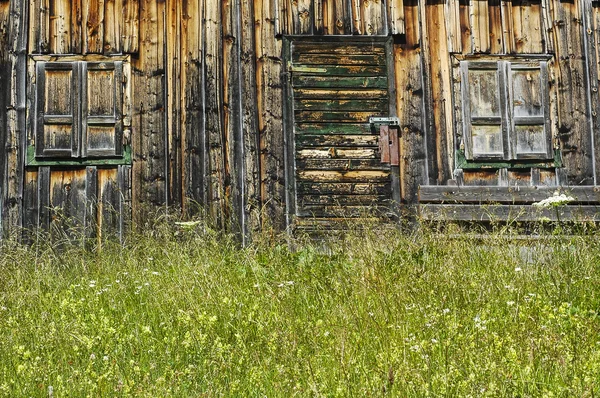 Passo Pordoi, Dolomites: wooden hut — Stock Photo, Image