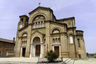 Podenzano, Piacenza ili, Emilia-Romagna, İtalya: Romanesque Revival stilinde San Germano kilisesinin dışı