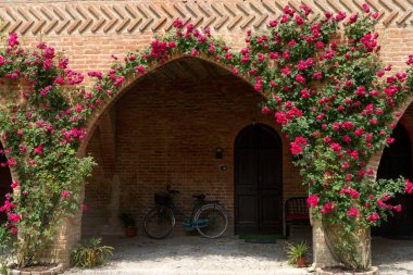Grazzano Visconti, Piacenza ili, Emilia-Romagna, İtalya: ortaçağ tarzında tarihi bir köy