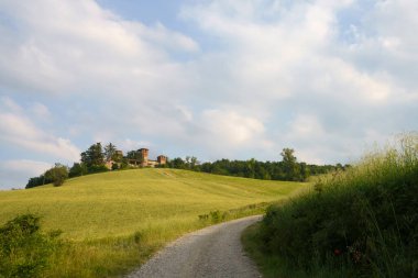 Pianello yakınlarındaki kırsal alan Val Tidone ve Agazzano, Piacenza ili, Emilia-Romagna, İtalya, ilkbahar zamanı