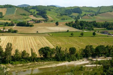 Castell Arquato 'dan panoramik manzara, Piacenza eyaletinin tarihi şehri, Emilia-Romagna, İtalya