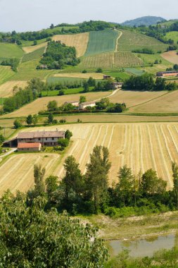 Castell Arquato 'dan panoramik manzara, Piacenza eyaletinin tarihi şehri, Emilia-Romagna, İtalya