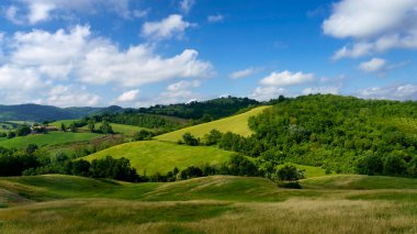İlkbaharda Salsomaggiore, Parma, Emilia-Romagna, İtalya yakınlarındaki kır manzarası