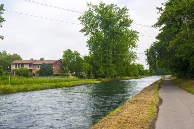 Kırmızı modern masa lambası