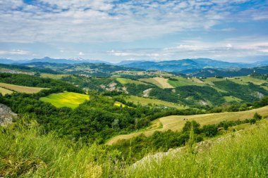 San Polo ve Canossa yakınlarındaki kır manzarası, Reggio Emilia ili, Emilia-Romagna, İtalya